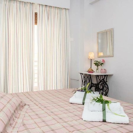 The Ideal Locale - A Sleek And Illuminated Space Kalamata Luaran gambar