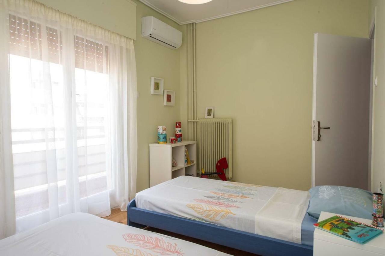 The Ideal Locale - A Sleek And Illuminated Space Kalamata Luaran gambar