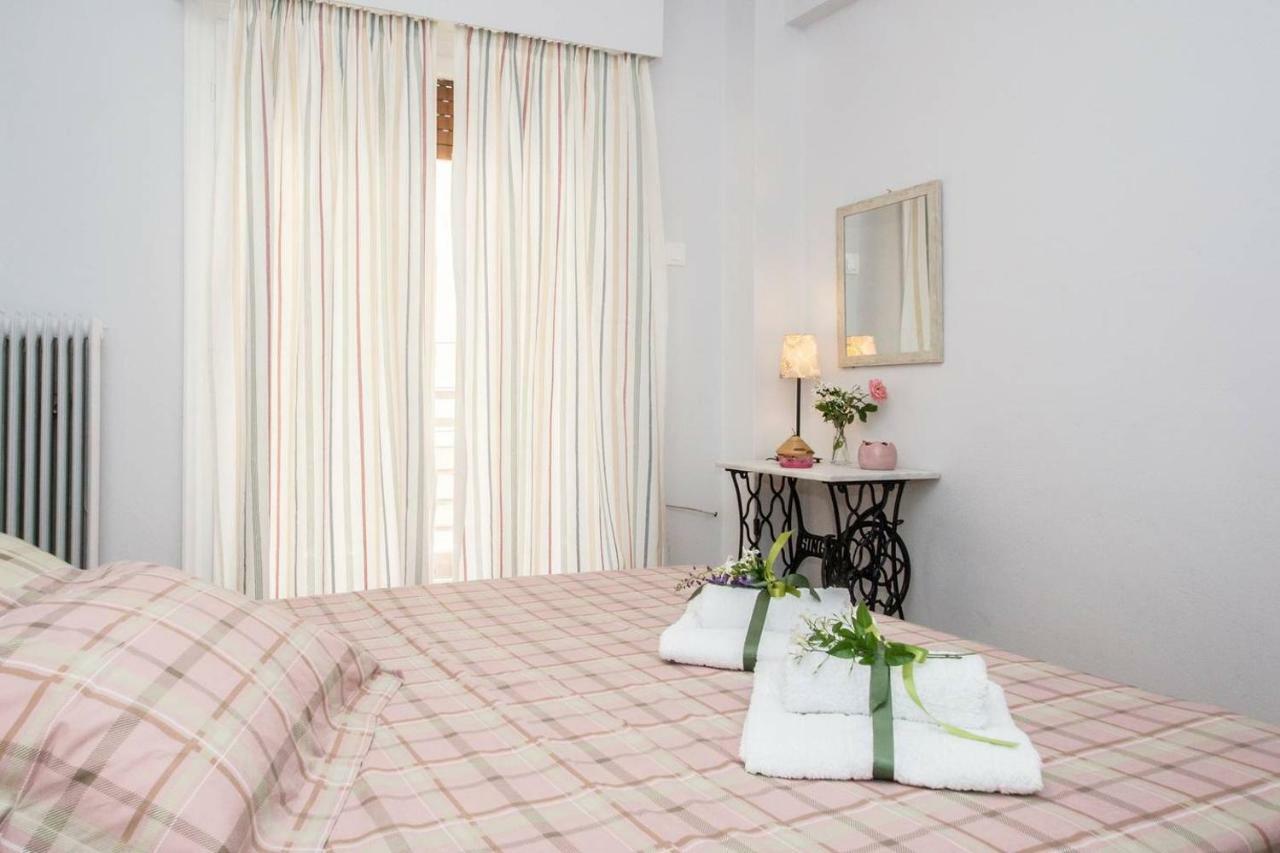 The Ideal Locale - A Sleek And Illuminated Space Kalamata Luaran gambar