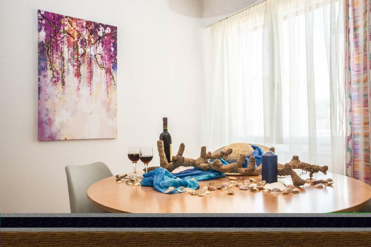 The Ideal Locale - A Sleek And Illuminated Space Kalamata Luaran gambar