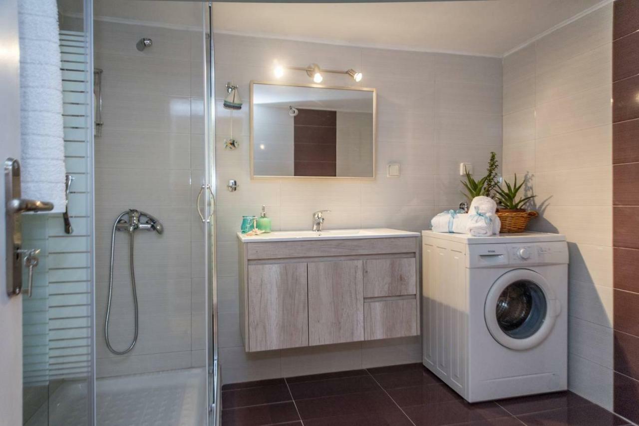 The Ideal Locale - A Sleek And Illuminated Space Kalamata Luaran gambar