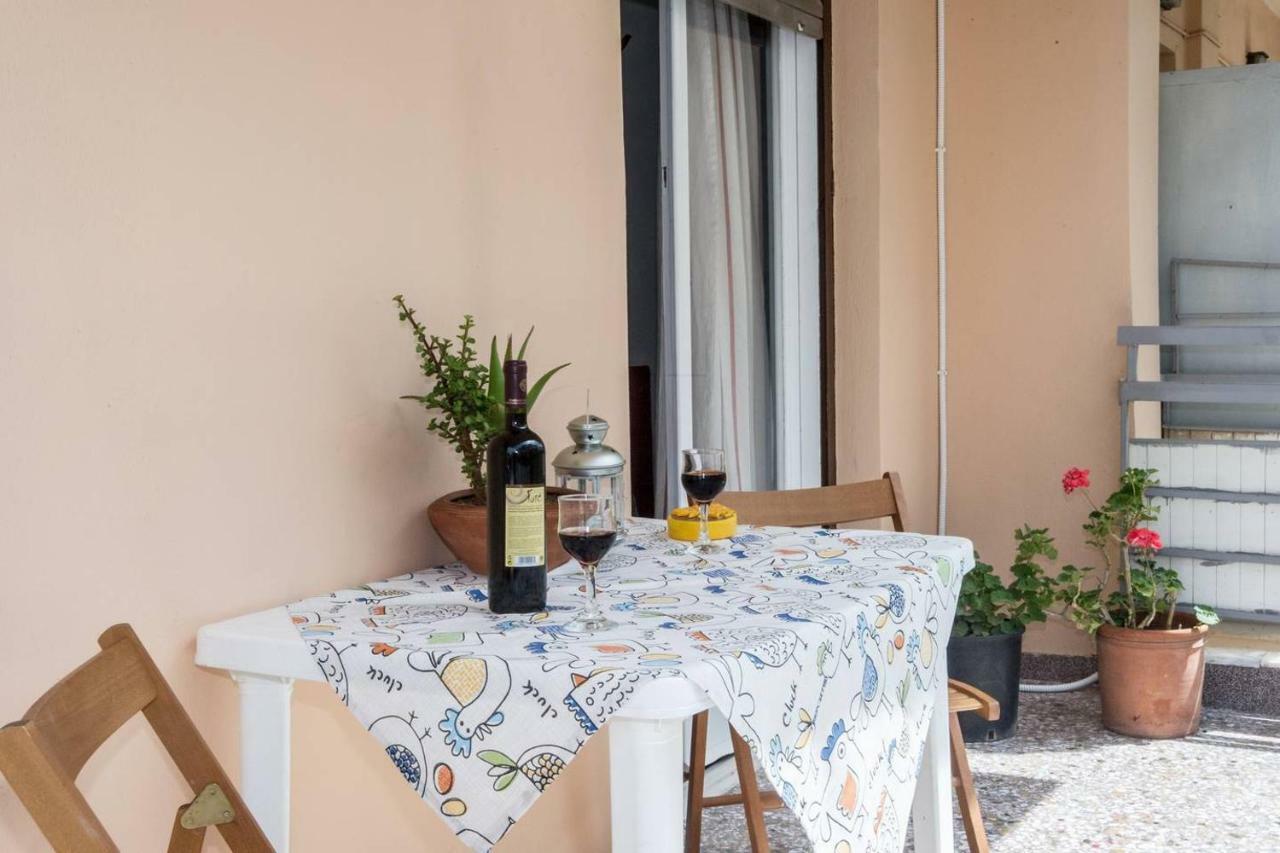 The Ideal Locale - A Sleek And Illuminated Space Kalamata Luaran gambar