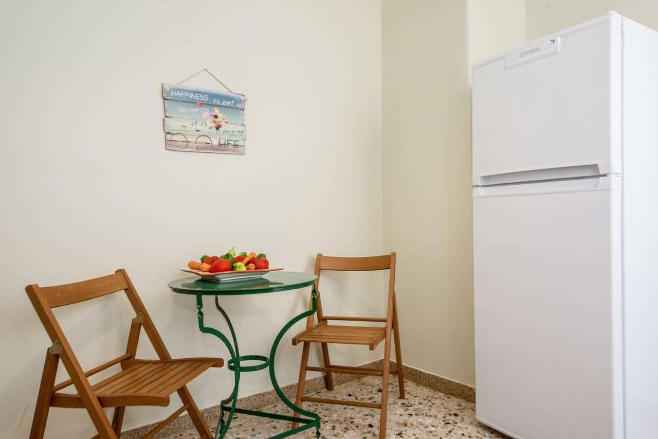 The Ideal Locale - A Sleek And Illuminated Space Kalamata Luaran gambar