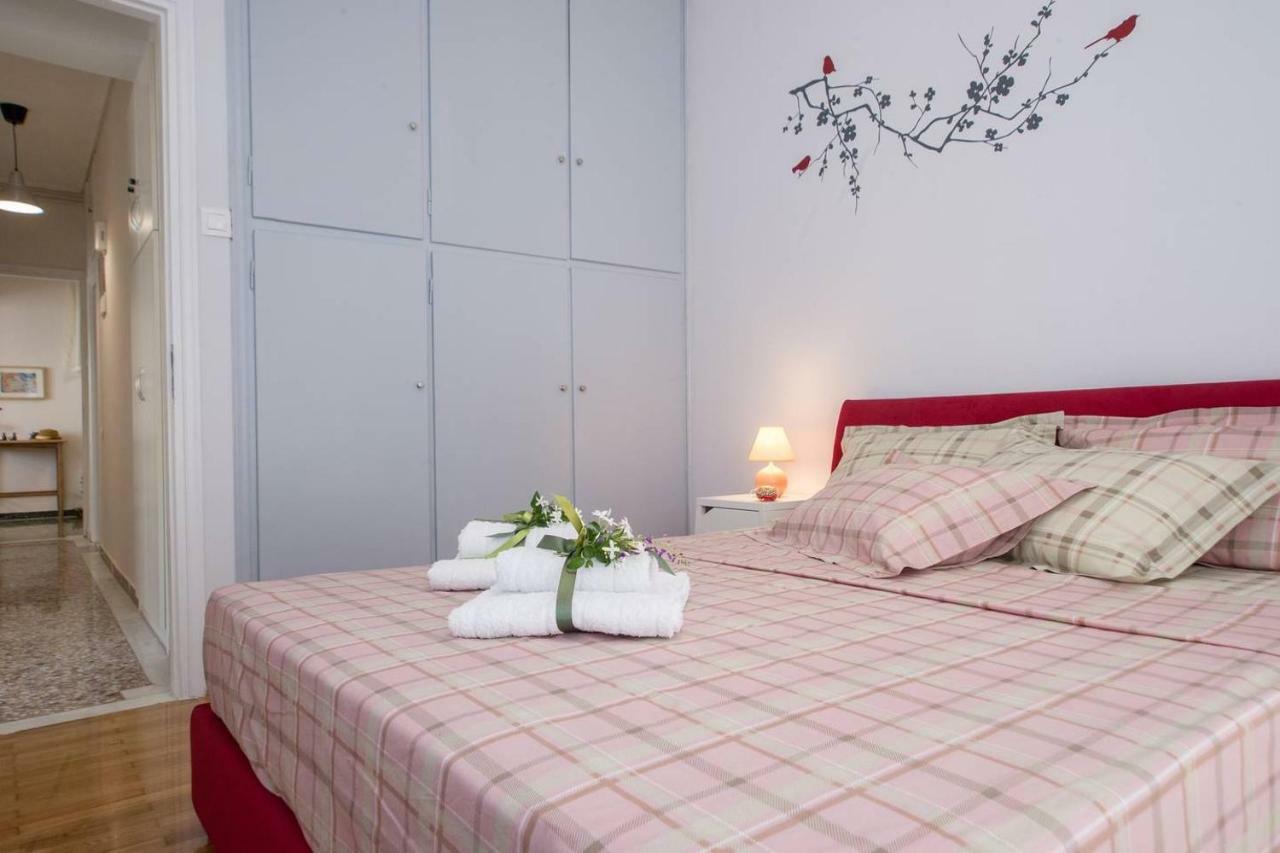 The Ideal Locale - A Sleek And Illuminated Space Kalamata Luaran gambar